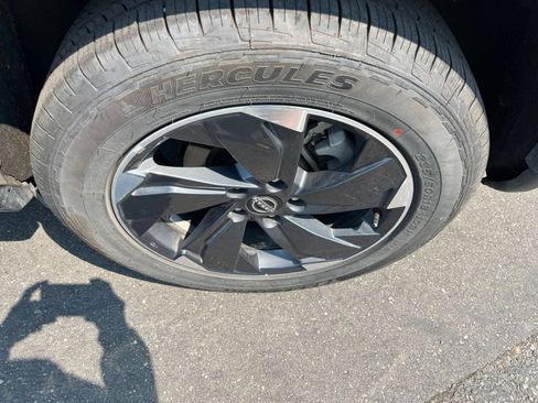 Used 2025 Nissan Rogue SV FWD image 32