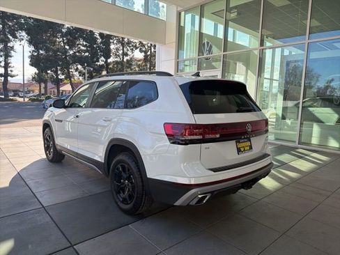 New 2024 Volkswagen Atlas Peak Edition SE image 3