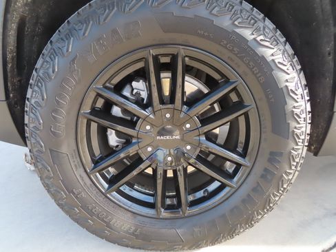 Used 2024 Chevrolet Traverse Z71 w/ Enhanced Driving Package image 5