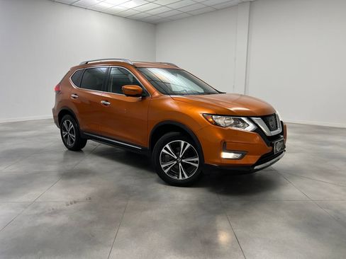 Used 2017 Nissan Rogue SL image 1