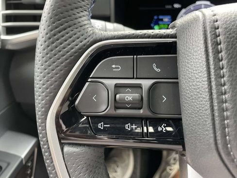 Used 2025 Toyota Sequoia Platinum AWD/4WD image 15