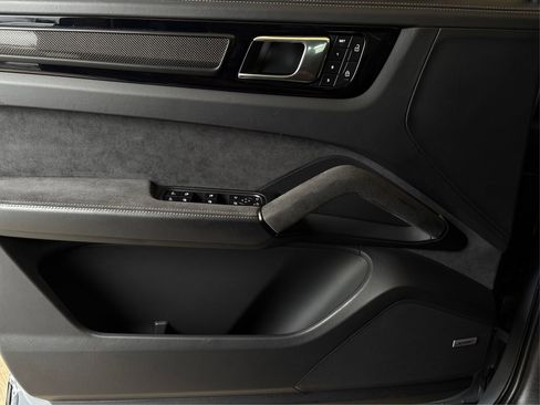 Used 2022 Porsche Cayenne Turbo GT image 19