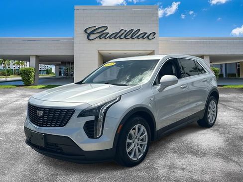 Certified 2022 Cadillac XT4 Luxury w/ Cold Weather Package FWD image 7