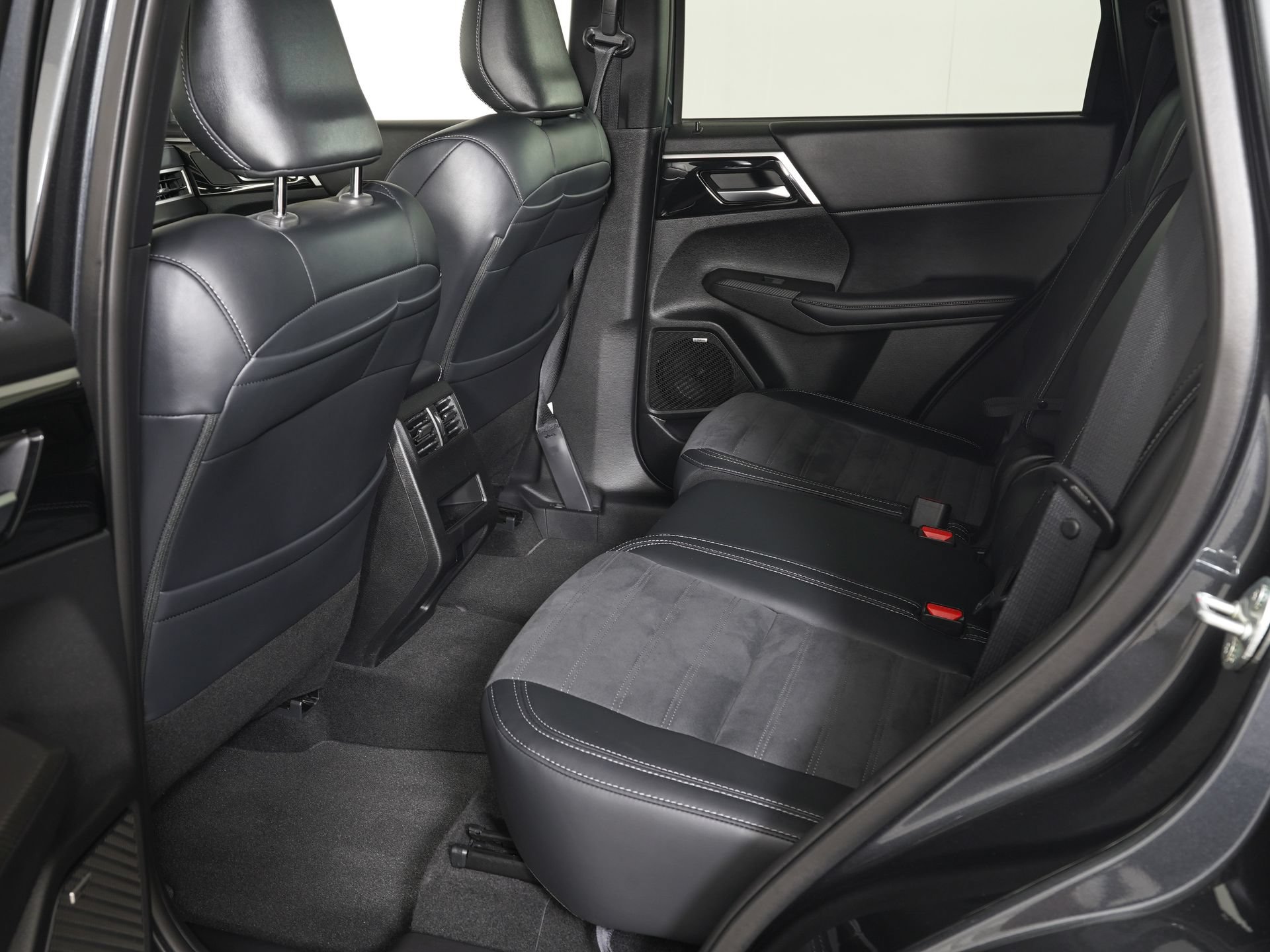 Used 2026 Mitsubishi Outlander LE AWD/4WD image 12