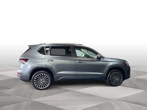 Certified 2025 Volkswagen Taos SE FWD image 9