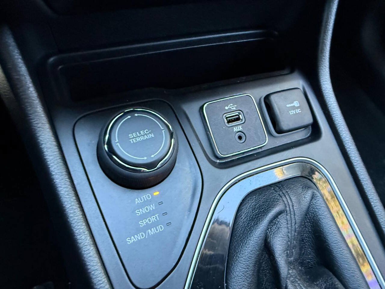 Used 2019 Jeep Cherokee Limited AWD/4WD image 16
