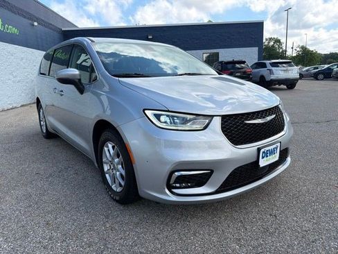 Used 2023 Chrysler Pacifica Touring-L FWD image 7