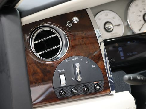 Used 2017 Rolls-Royce Ghost RWD image 24