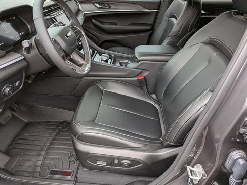 Certified 2025 Jeep Grand Cherokee Limited w/ Black Appearance Package AWD/4WD image 12
