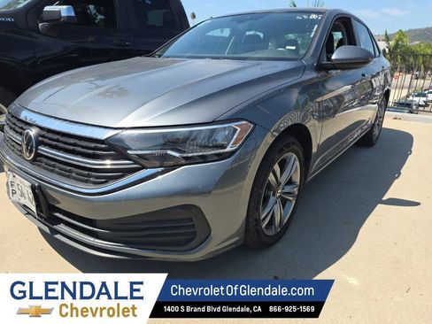 Used 2024 Volkswagen Jetta SE FWD image 2