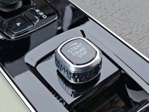 New 2025 Volvo XC90 T8 Plus image 18