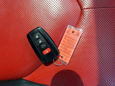 Used 2021 Toyota Highlander XSE FWD image 34