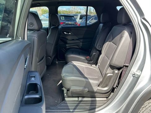 Used 2023 Chevrolet Traverse LT w/ LT Premium Package image 3