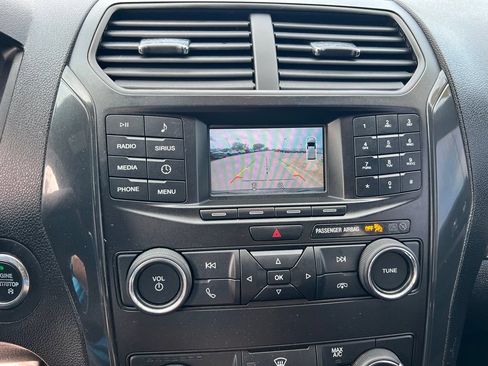 Used 2019 Ford Explorer XLT AWD/4WD image 35