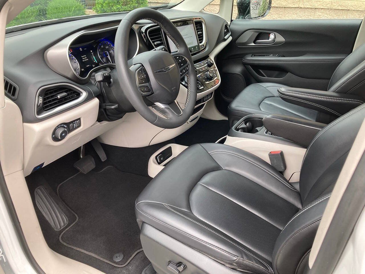 Used 2024 Chrysler Pacifica Touring-L FWD image 5