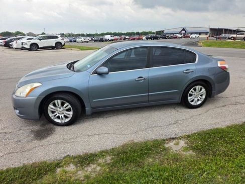 Used 2010 Nissan Altima Sedan FWD image 2