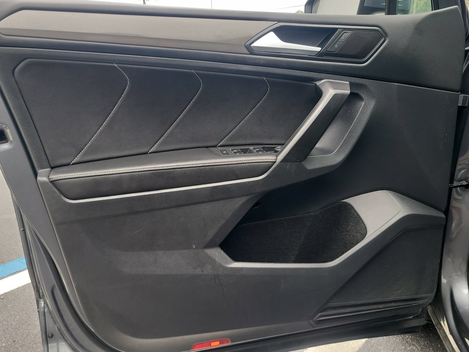 Used 2022 Volkswagen Tiguan SE w/ Panoramic Sunroof Package FWD image 14