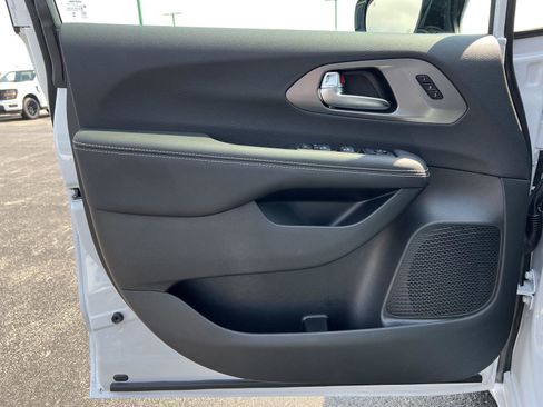 New 2026 Chrysler Pacifica Select image 13