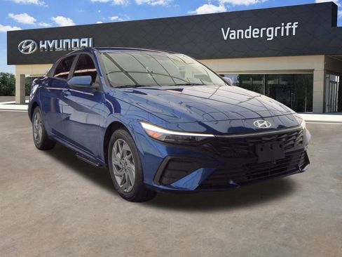 Used 2025 Hyundai Elantra Blue image 4