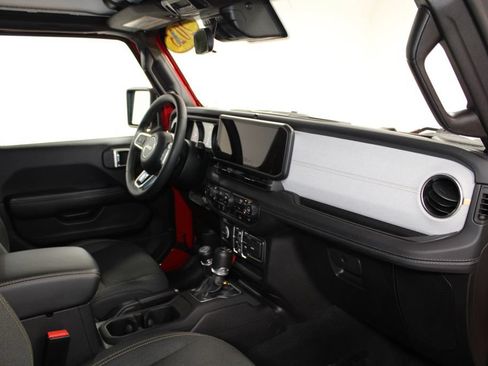 Used 2025 Jeep Wrangler Unlimited Sahara AWD/4WD image 28