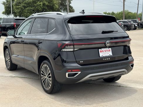Used 2025 Volkswagen Taos SE FWD image 9