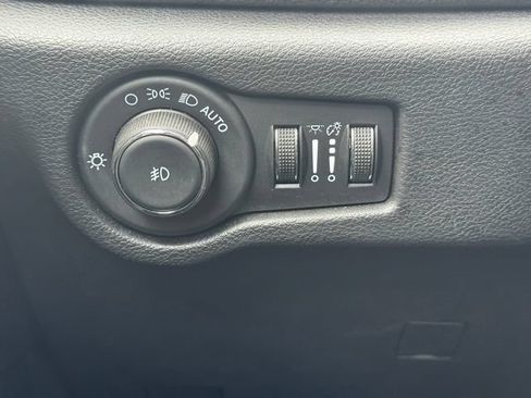 Certified 2025 Chrysler Pacifica Limited FWD image 24