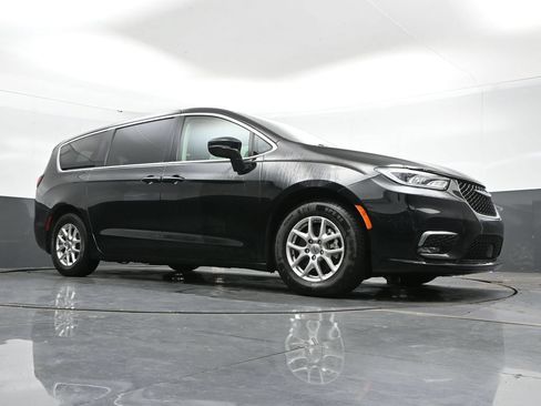 Used 2024 Chrysler Pacifica Touring-L FWD image 42