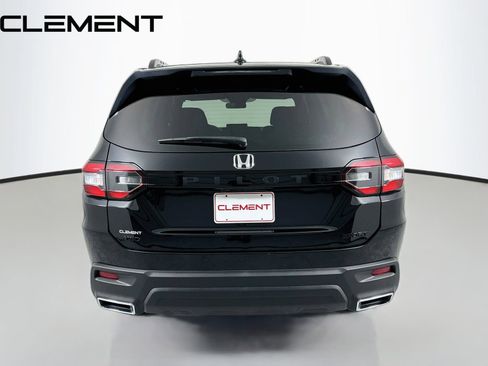 Used 2025 Honda Pilot Sport image 8