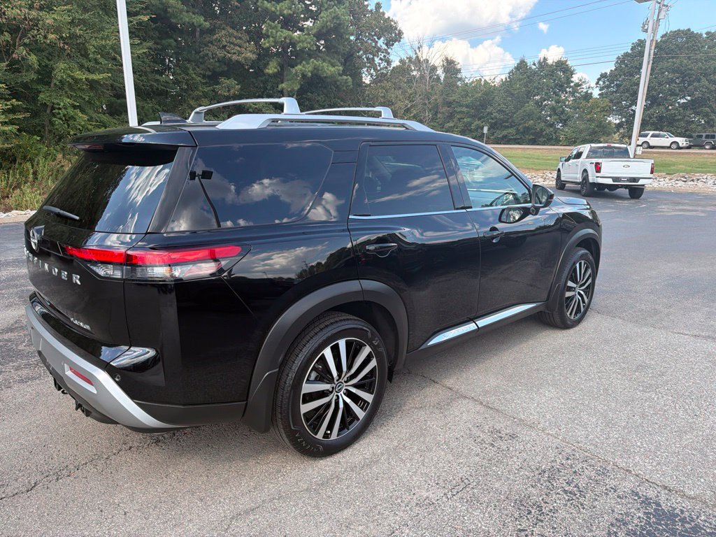 Used 2025 Nissan Pathfinder Platinum FWD image 3