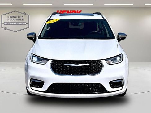 Used 2023 Chrysler Pacifica Limited FWD image 2