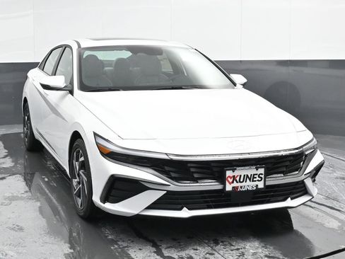 Used 2025 Hyundai Elantra Limited FWD image 5