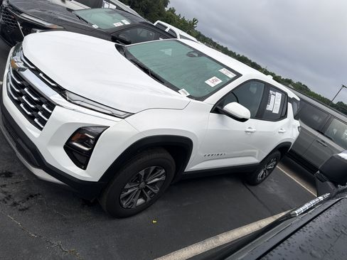 Used 2026 Chevrolet Equinox LT FWD image 7