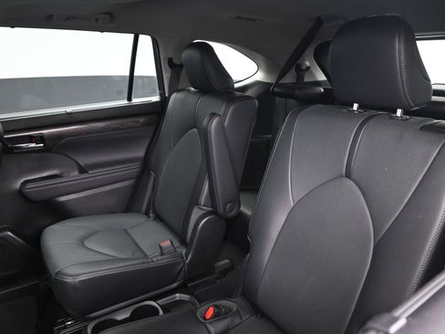 Used 2023 Toyota Highlander L image 18