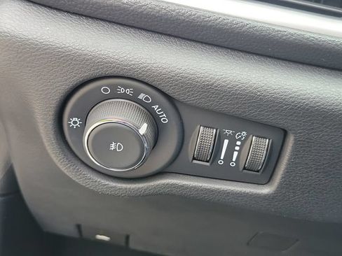 Used 2024 Chrysler Pacifica Limited FWD image 11