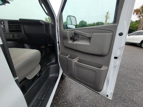 Used 2022 GMC Savana 2500 RWD image 40