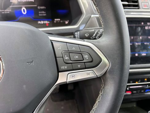 Used 2023 Volkswagen Tiguan SE w/ Panoramic Sunroof Package FWD image 18