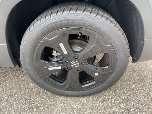 Used 2025 Volkswagen Taos SE image 21