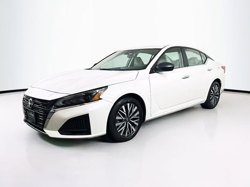 Used 2025 Nissan Altima 2.5 SV image 3