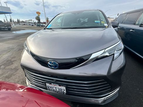 Used 2021 Toyota Sienna Platinum image 6