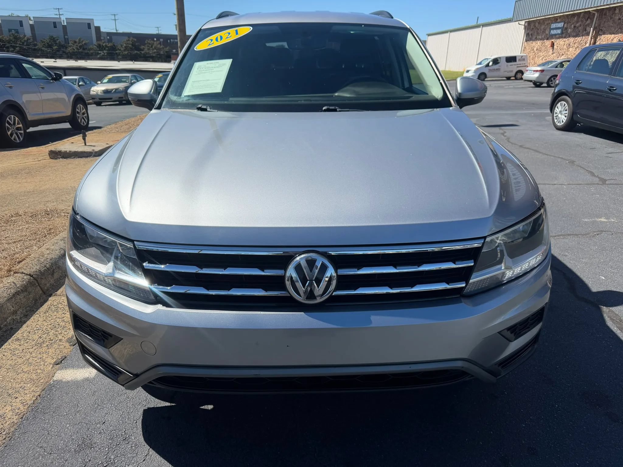 Used 2021 Volkswagen Tiguan SE FWD image 2
