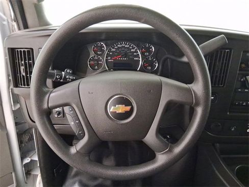 Used 2017 Chevrolet Express 3500 Extended image 21