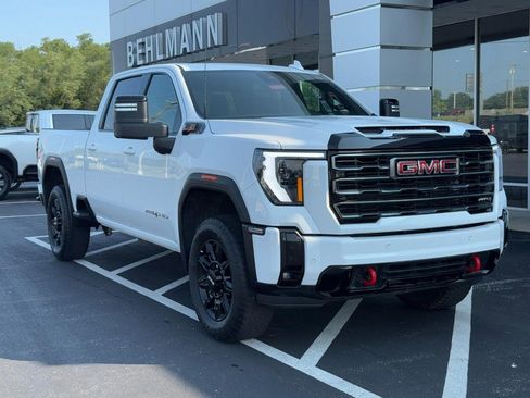 Used 2025 GMC Sierra 2500 AT4 AWD/4WD image 2