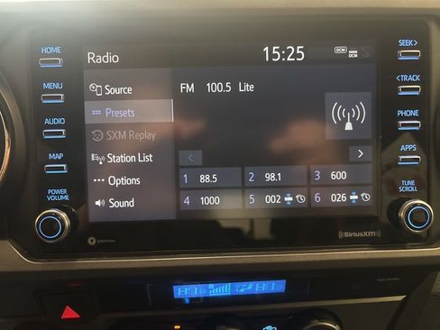 Used 2022 Toyota Tacoma TRD Sport w/ Technology Package image 27