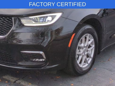 Certified 2024 Chrysler Pacifica Touring-L image 9