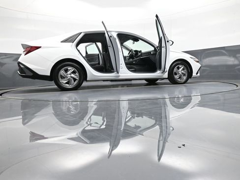 Certified 2025 Hyundai Elantra SE image 47