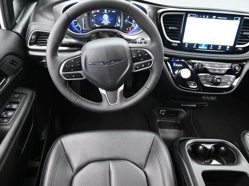 Used 2025 Chrysler Pacifica Select image 15