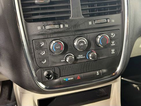 Used 2019 Dodge Grand Caravan SXT FWD image 17