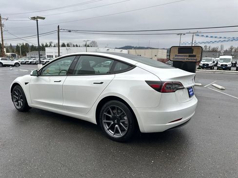Used 2023 Tesla Model 3 Standard Range image 4