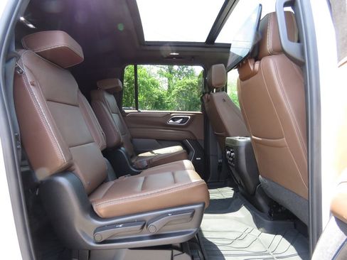 Used 2023 Chevrolet Suburban High Country w/ Premium Package 2 AWD/4WD image 16
