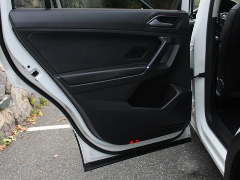 Used 2018 Volkswagen Tiguan SE w/ 3rd Row Seat Package image 15